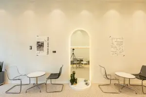 LED 아치와 젠가든이 있는 감성 카페 인테리어